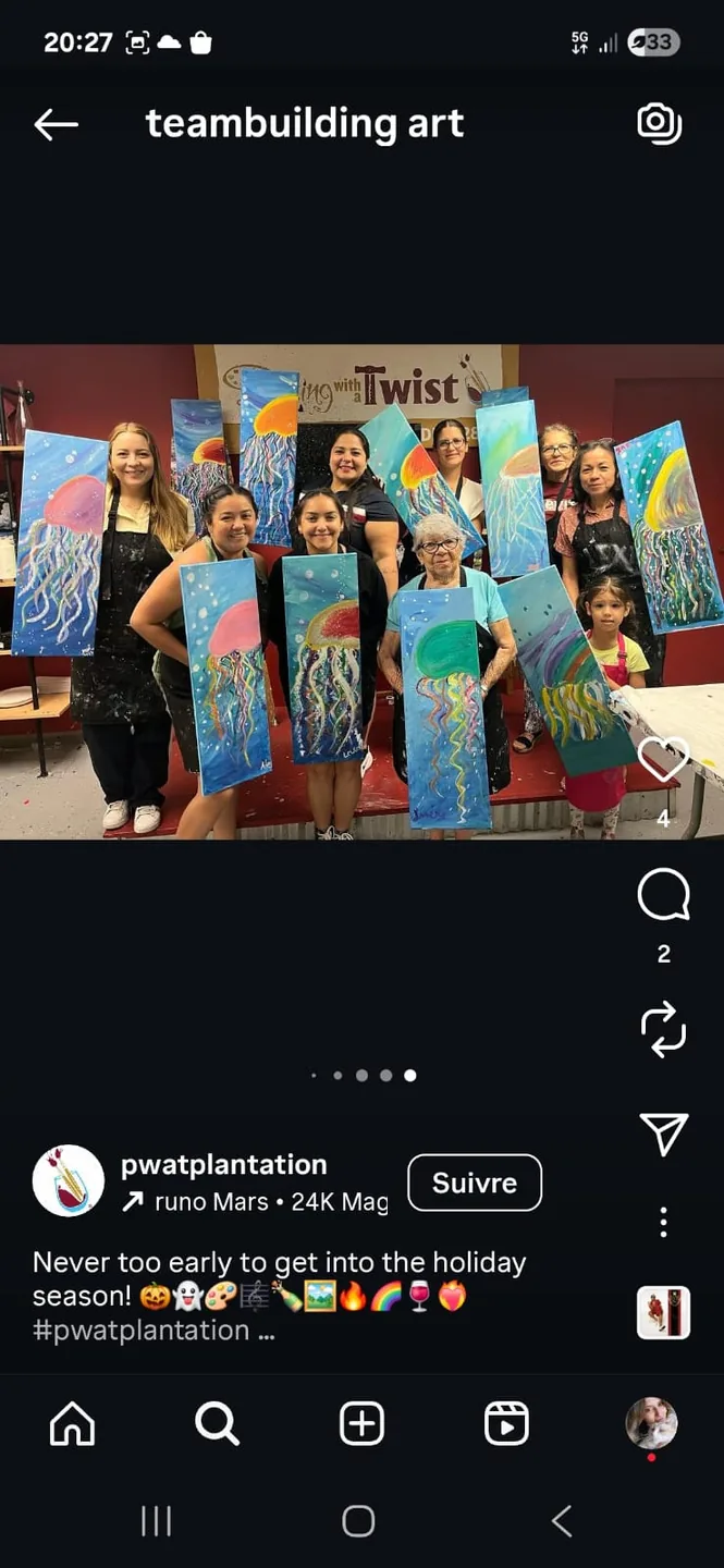 Participants tenant des toiles peintes après un atelier
